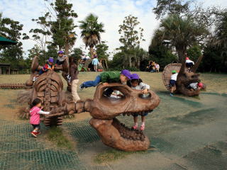 恐竜の化石の形をした遊具