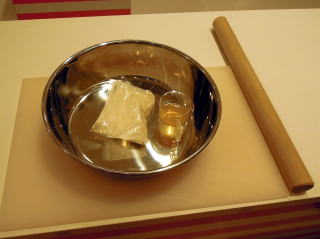 材料（小麦粉と練り水）と道具（ボール、麺打ち台、麺棒）