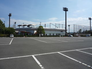 野球場脇の駐車場
