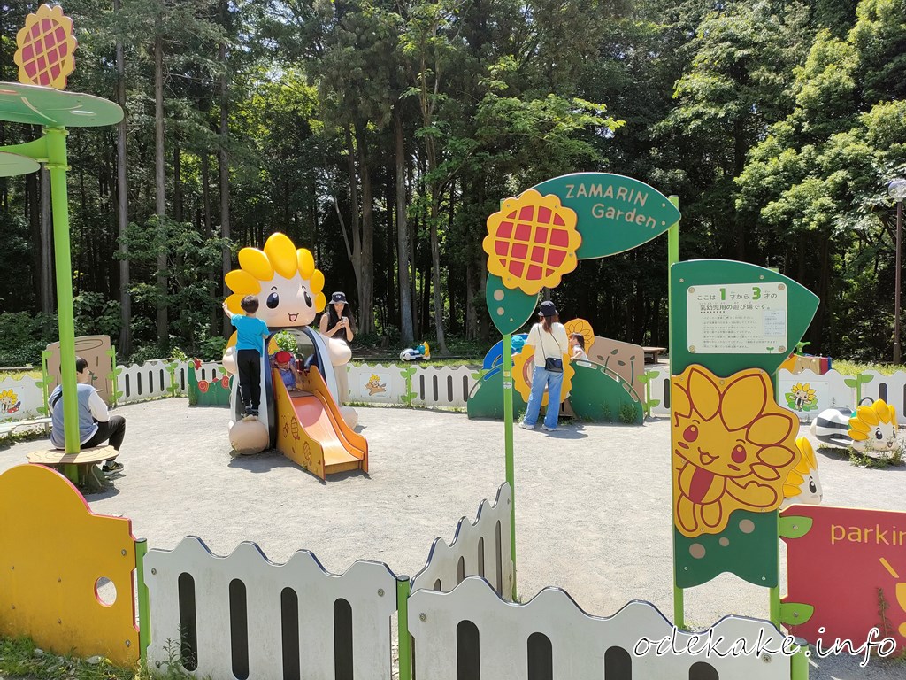 芹沢公園の遊具コーナー