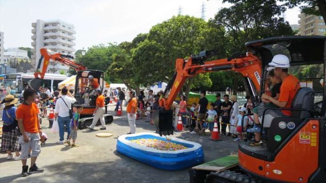 ショベルカーでスーパーボールすくい